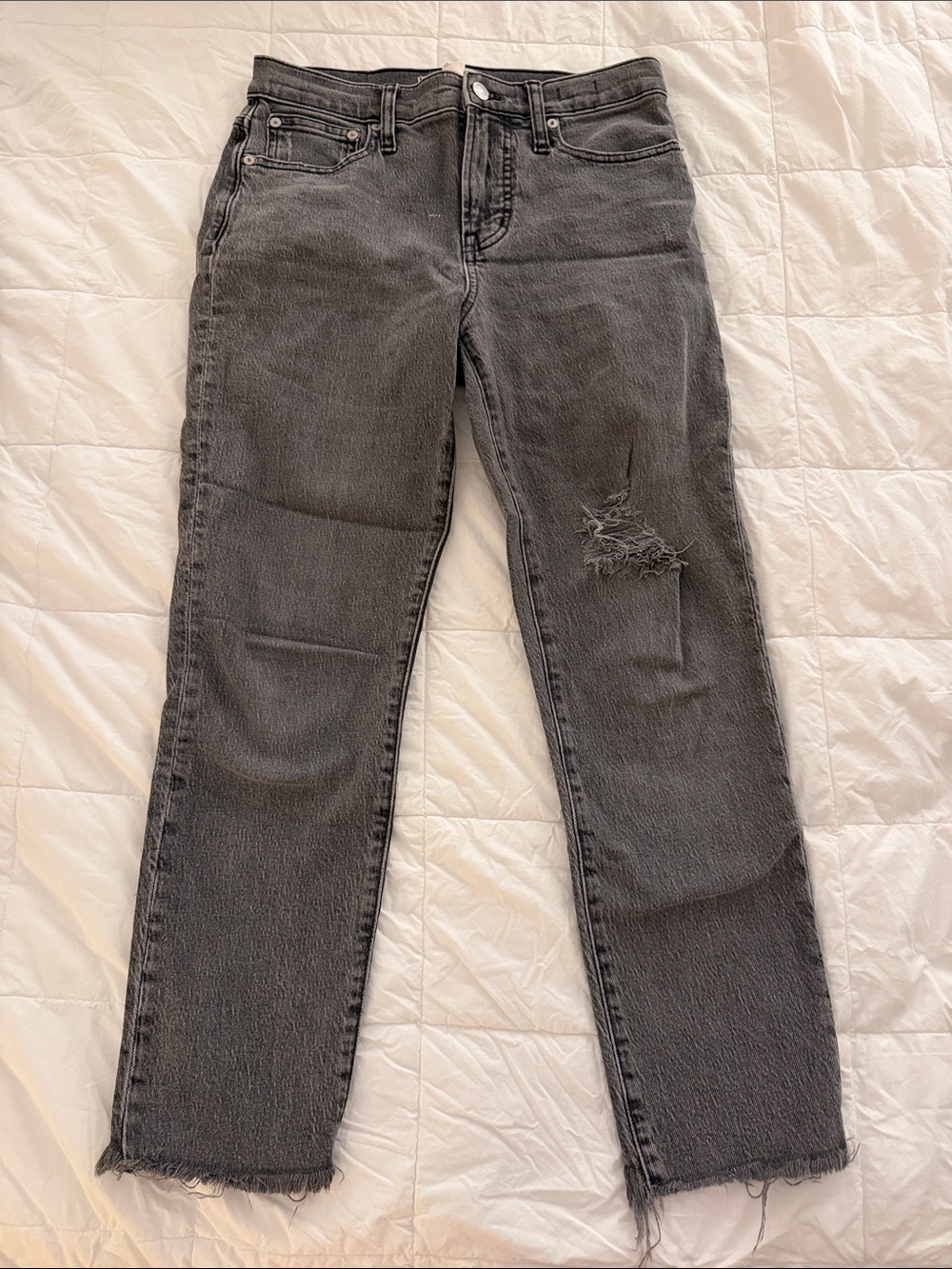 25 Petite Madewell Women’s black/grey-wash distressed perfect vintage jeans